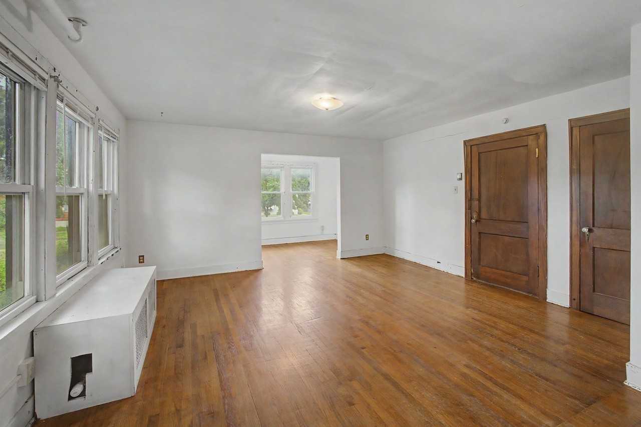 407 W Green St - Photo 4 of 19
