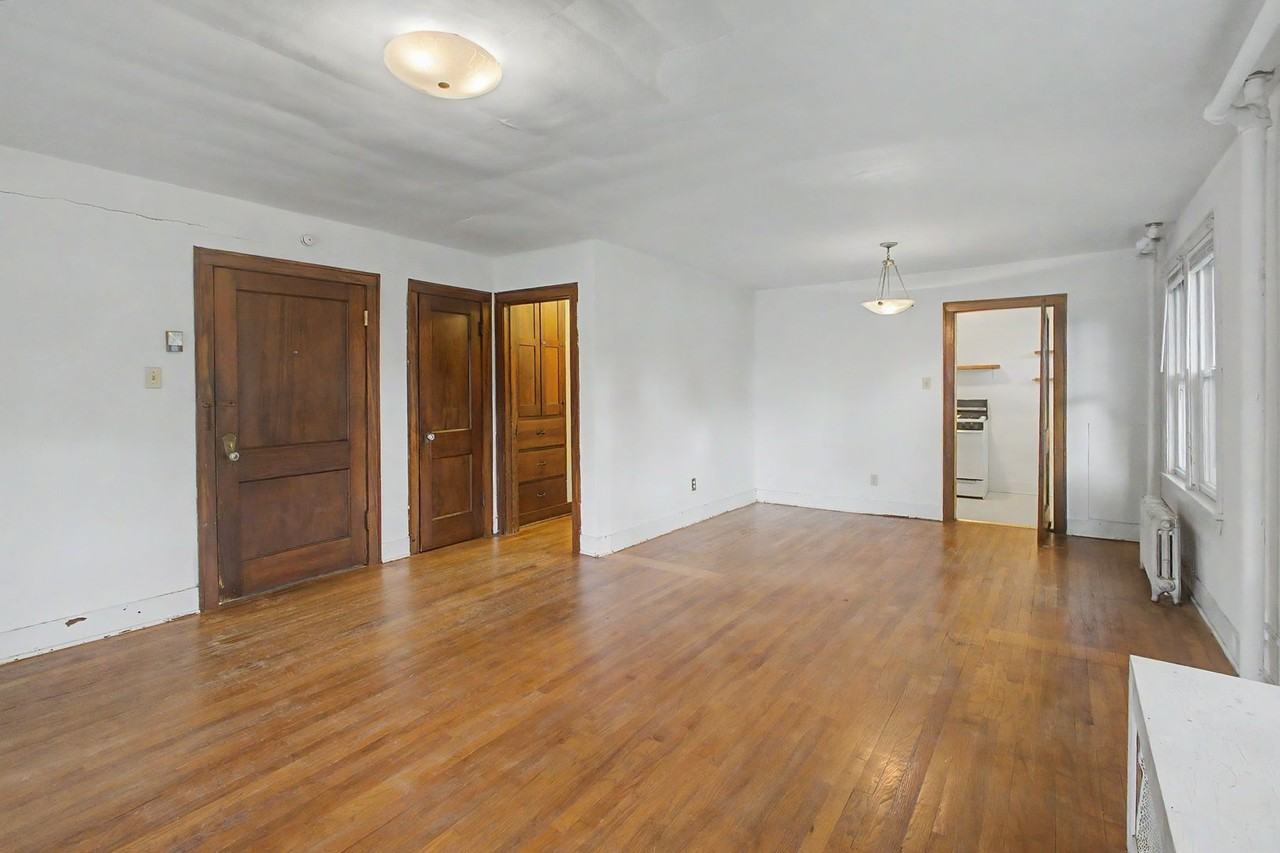 407 W Green St - Photo 6 of 19