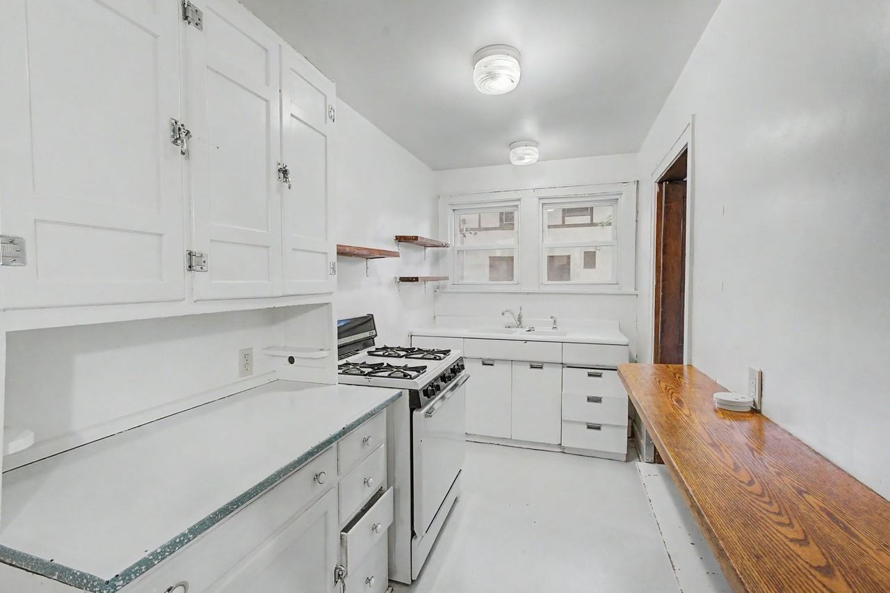 407 W Green St - Photo 7 of 19