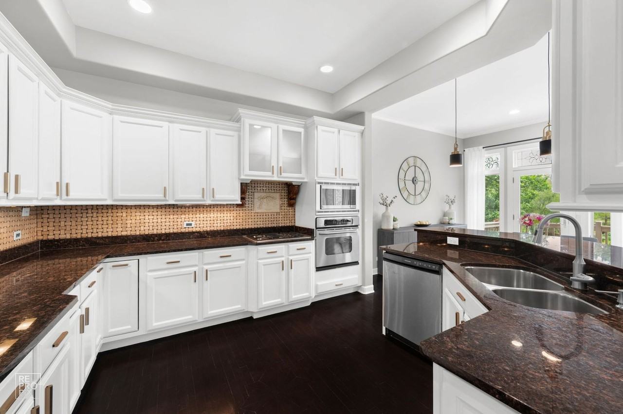 1537 W Rue James Pl - Photo 4 of 16