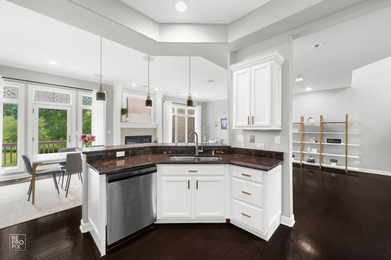1537 W Rue James Pl - Photo 5 of 16
