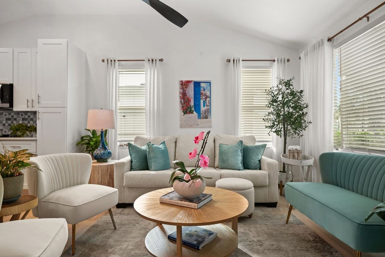 14032 N Bayshore Dr - Photo 2 of 38