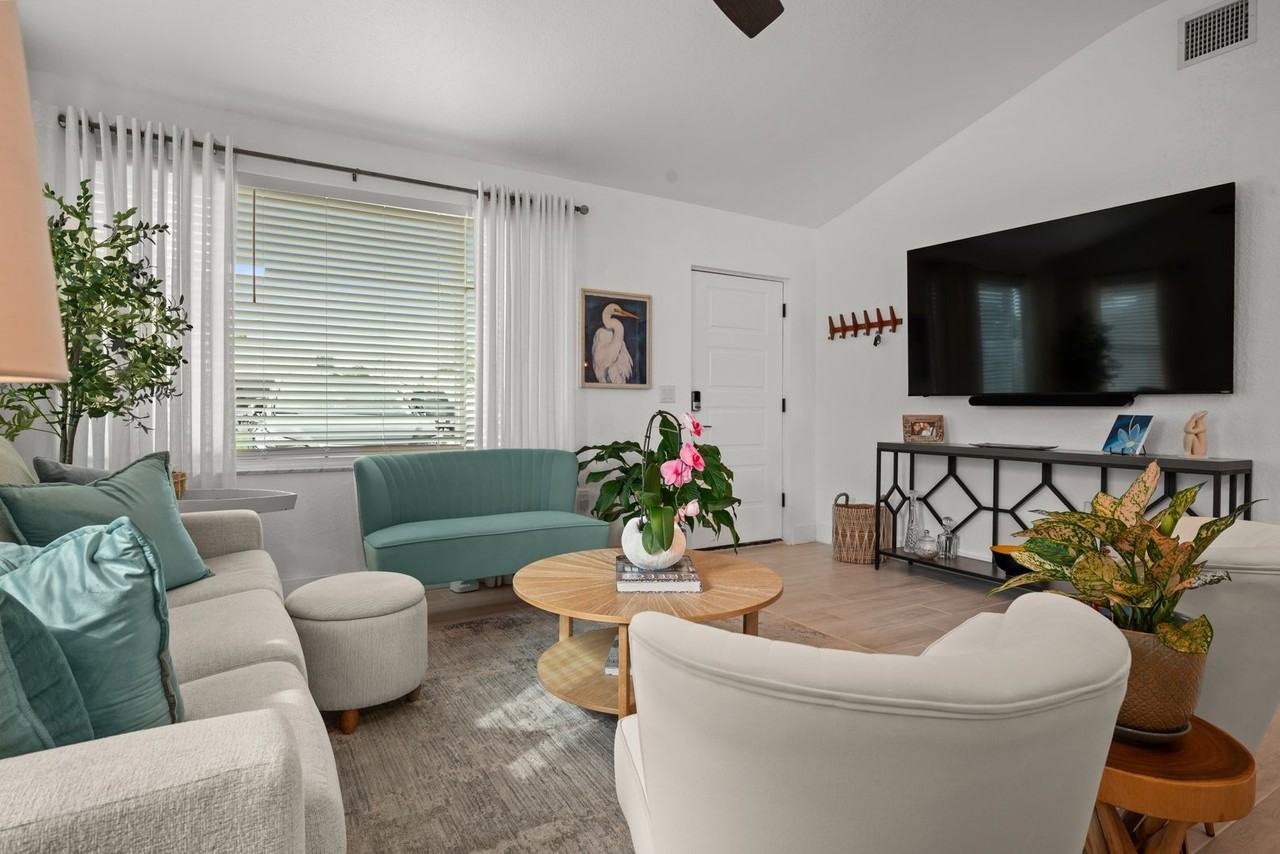 14032 N Bayshore Dr - Photo 3 of 38