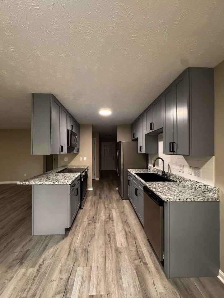 471 Brandermill Rd - Photo 4 of 20