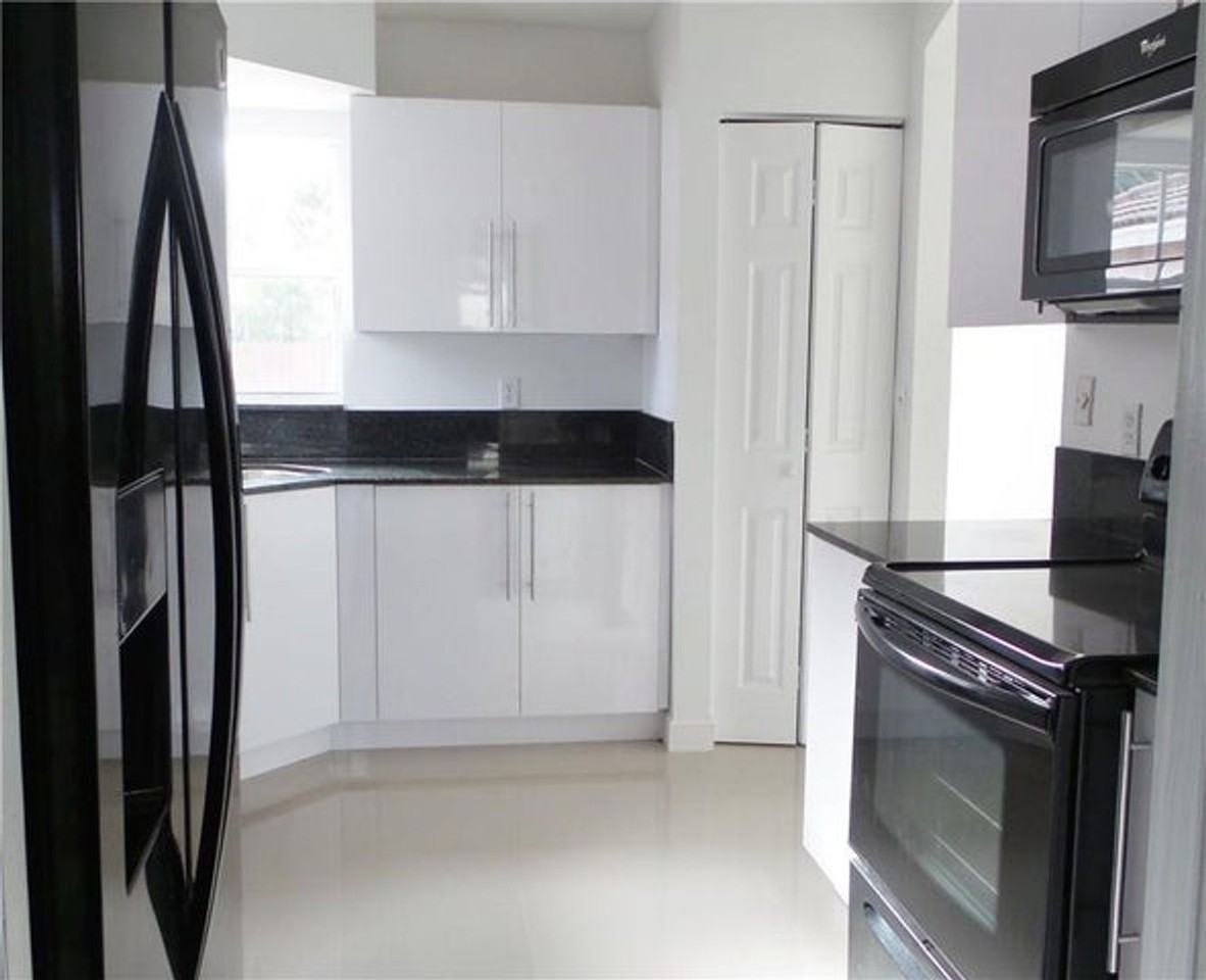 533 Nw 47th Ave - Photo 3 of 14