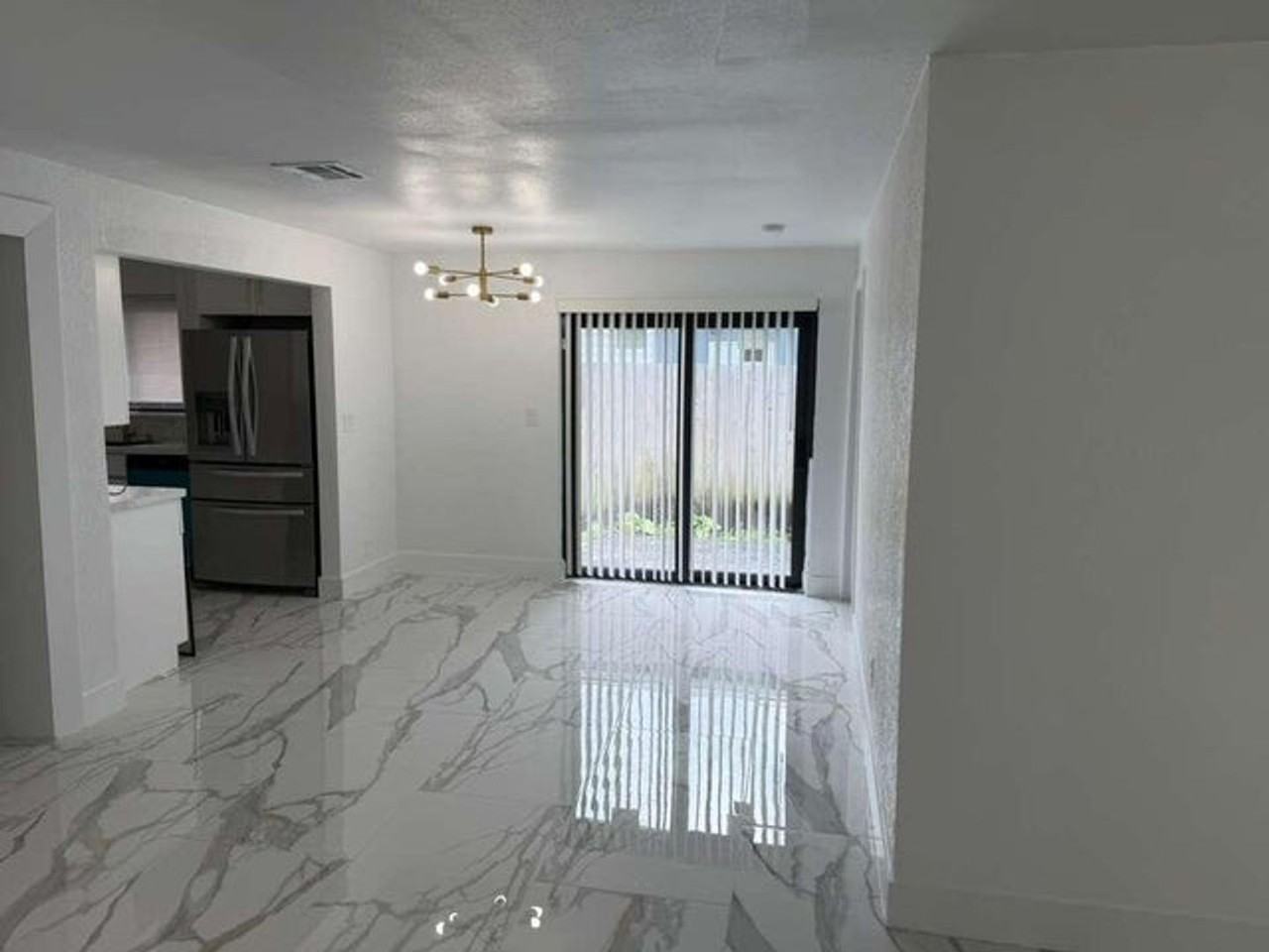 160 Se 15th Ave #A - Photo 3 of 12
