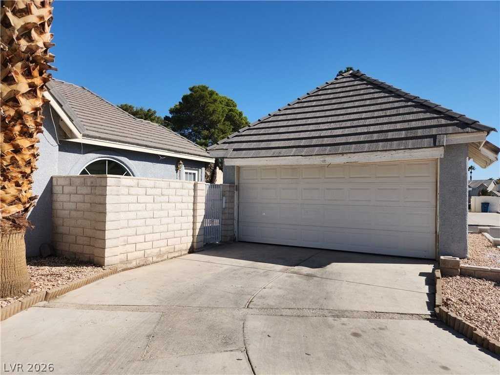 6556 Bradford Ln - Photo 5 of 39