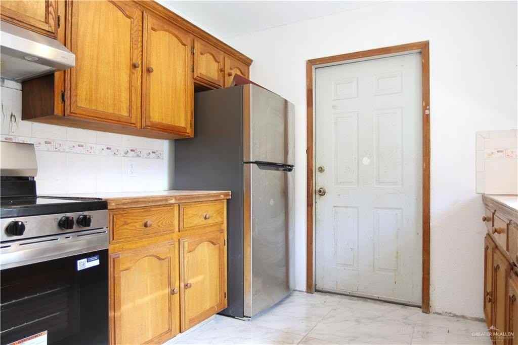 927 E Salazar St - Photo 4 of 16