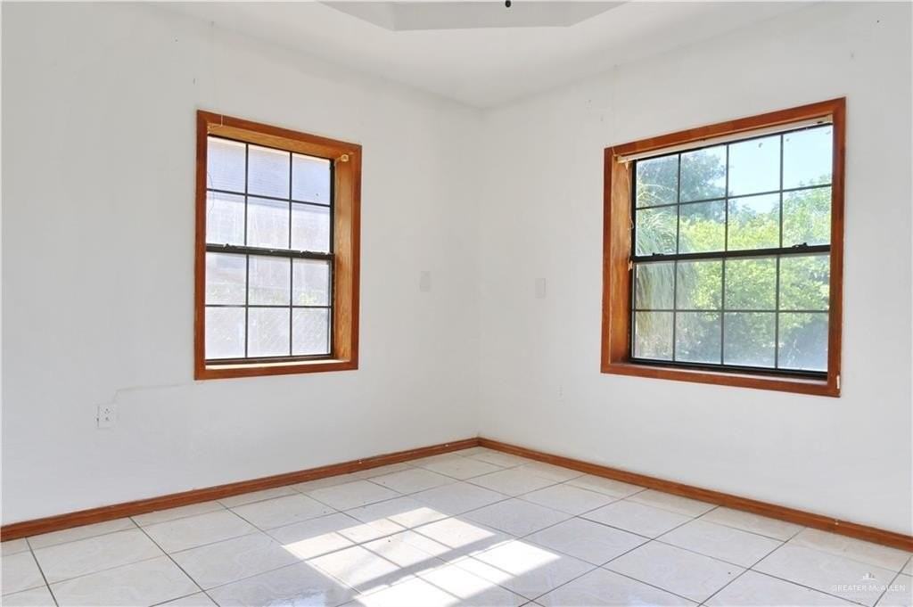 927 E Salazar St - Photo 7 of 16