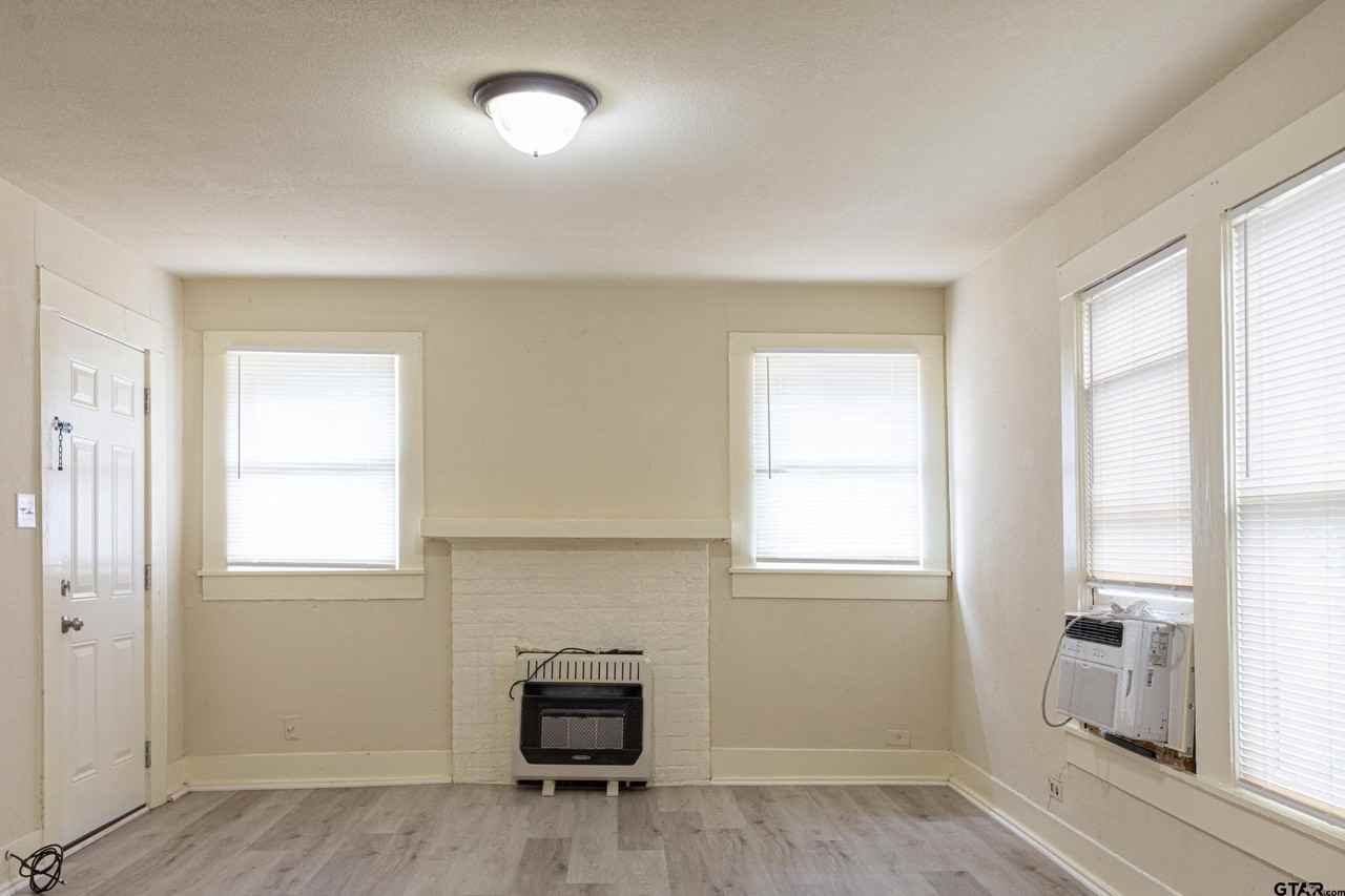 1118 E Houston St - Photo 2 of 12