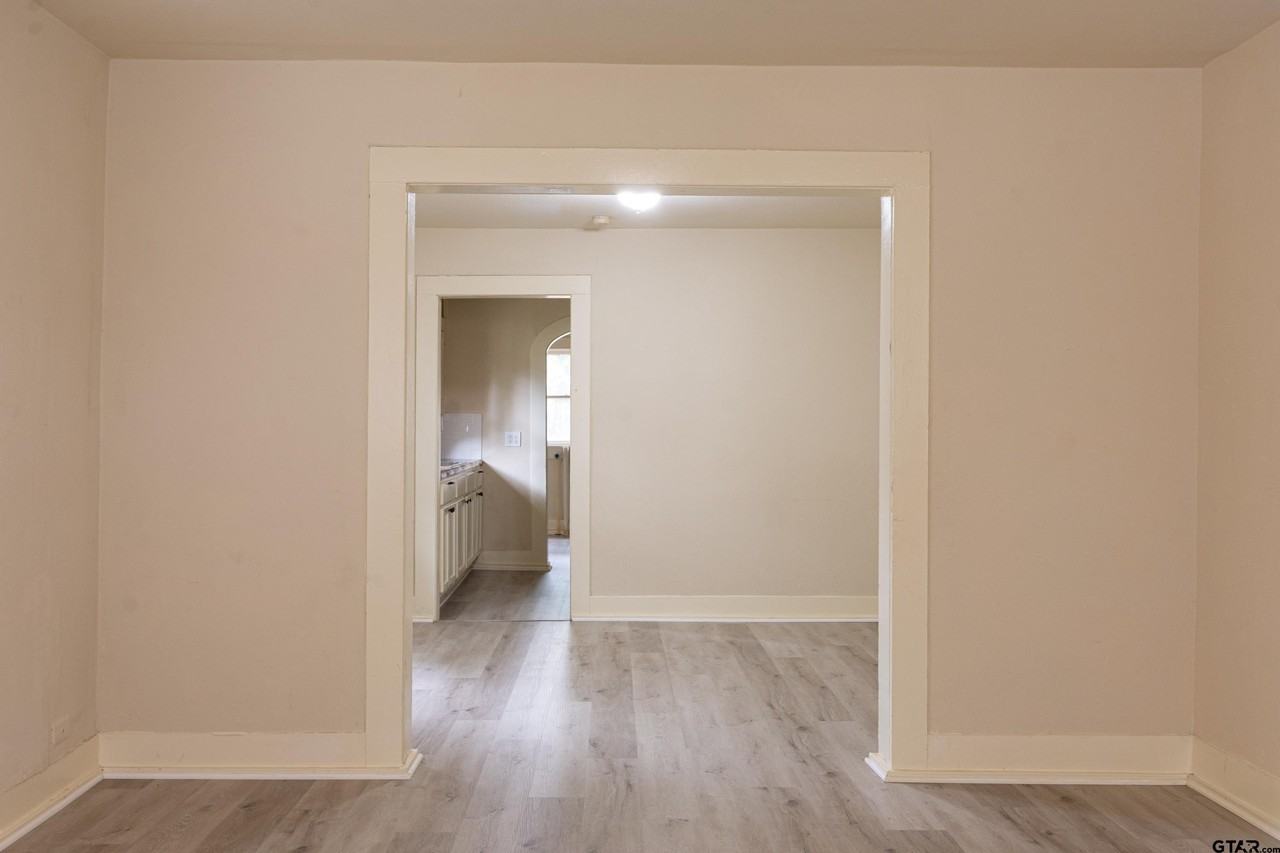 1118 E Houston St - Photo 3 of 12