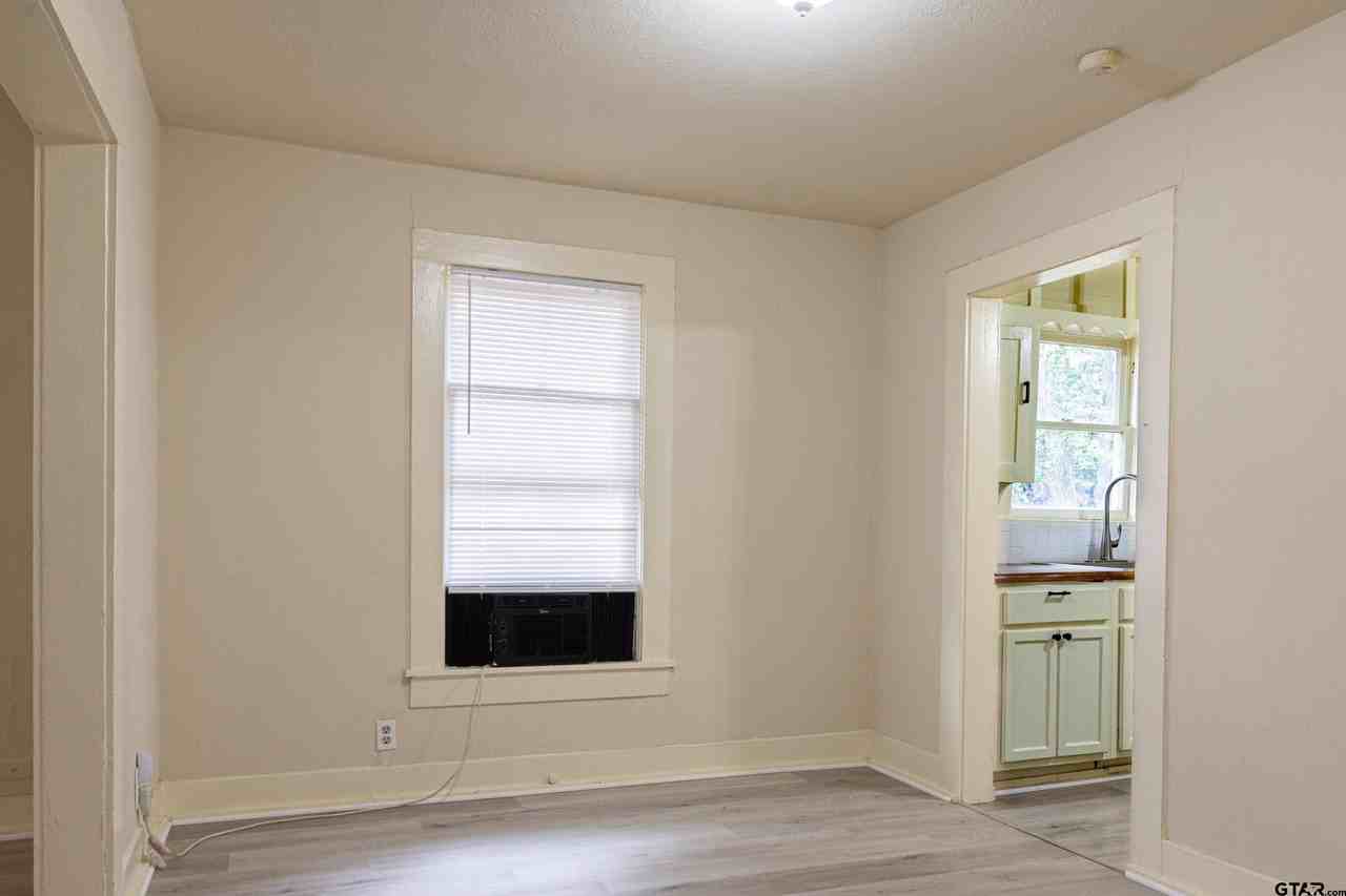 1118 E Houston St - Photo 4 of 12