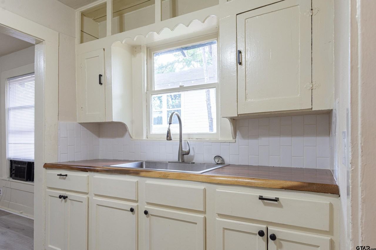 1118 E Houston St - Photo 5 of 12