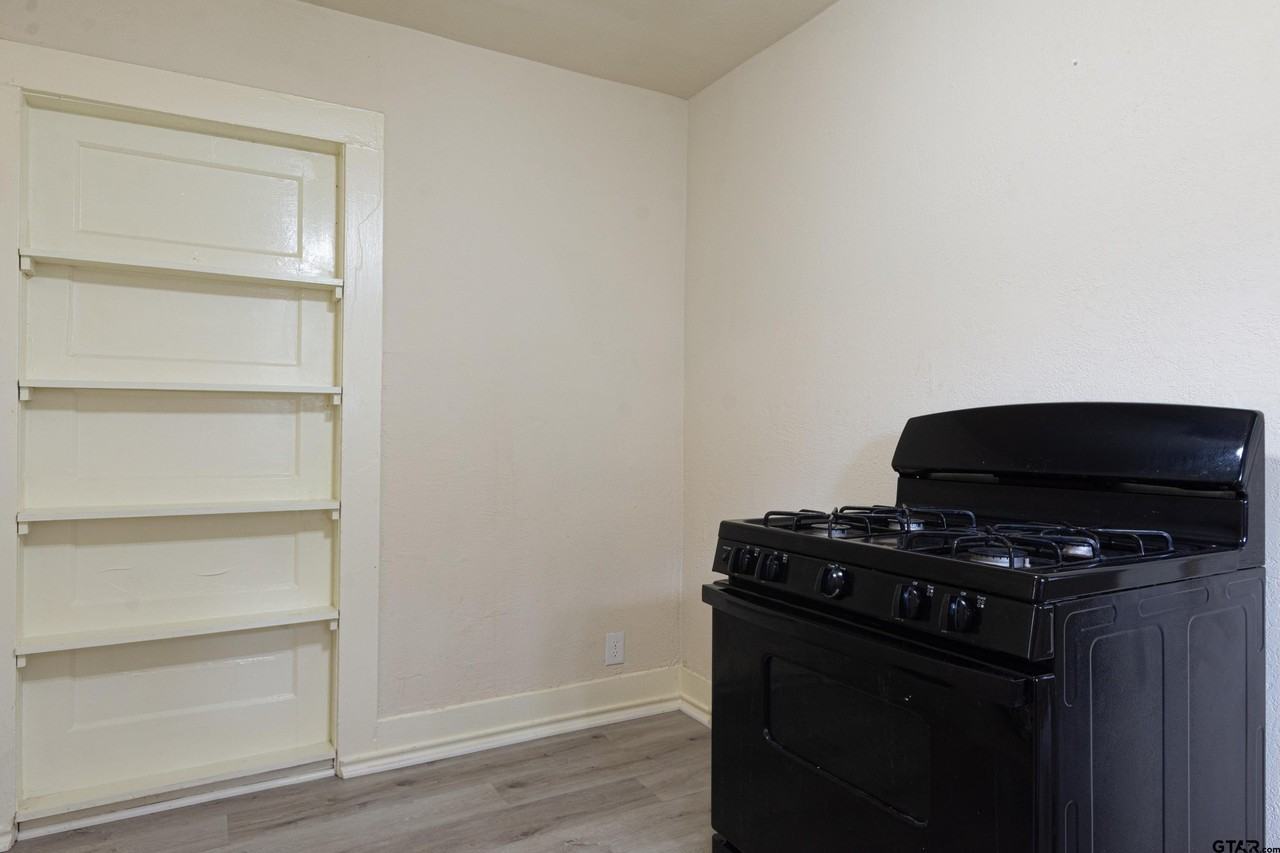 1118 E Houston St - Photo 6 of 12