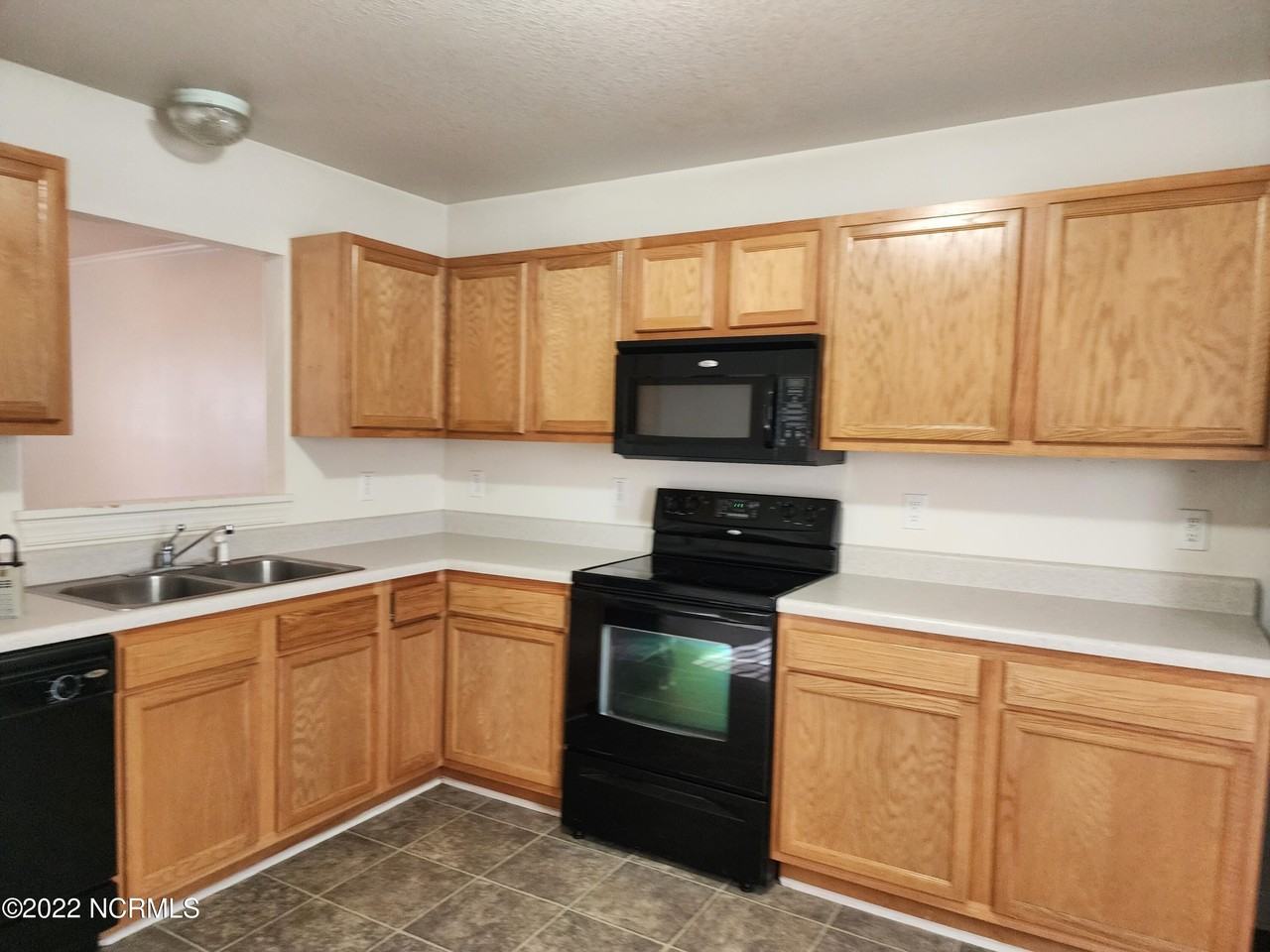 205 Bridgewood Dr - Photo 2 of 6