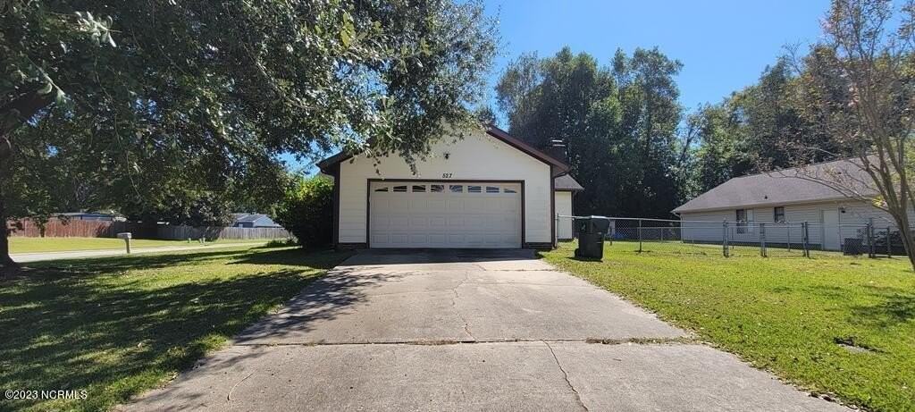 527 Raintree Cir - Photo 2 of 29