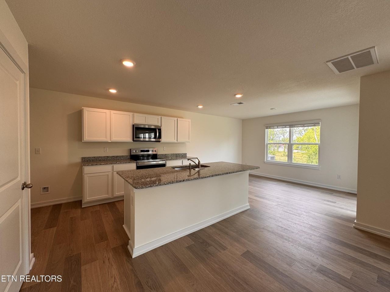574 White Oak Ln - Photo 4 of 22