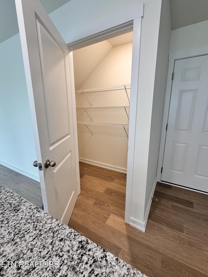 574 White Oak Ln - Photo 6 of 22