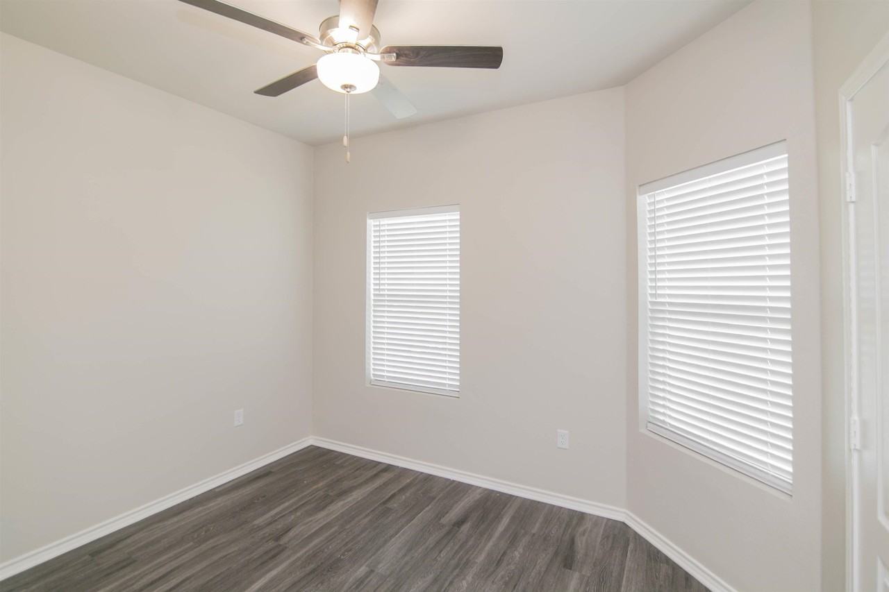 1427 Monterey Dr - Photo 2 of 21