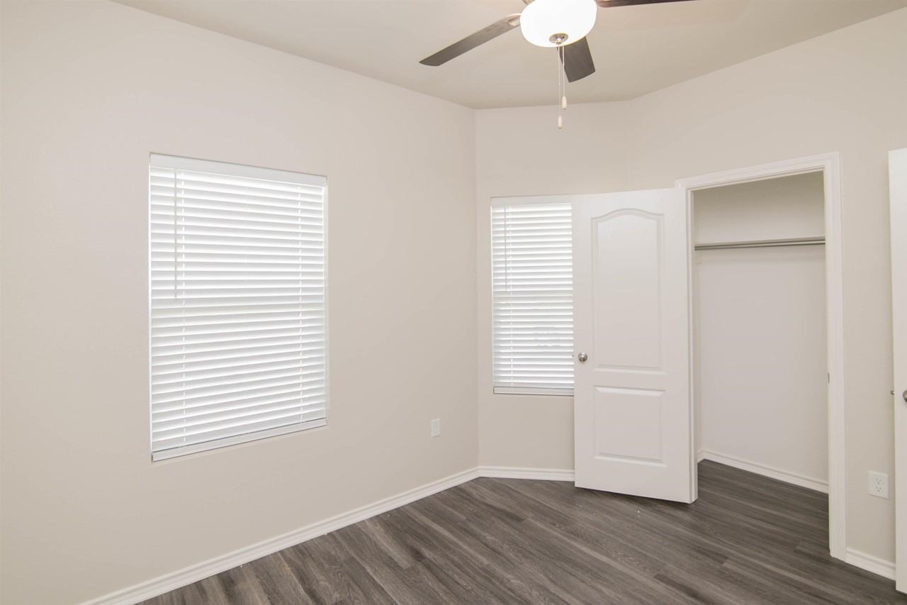 1427 Monterey Dr - Photo 3 of 21