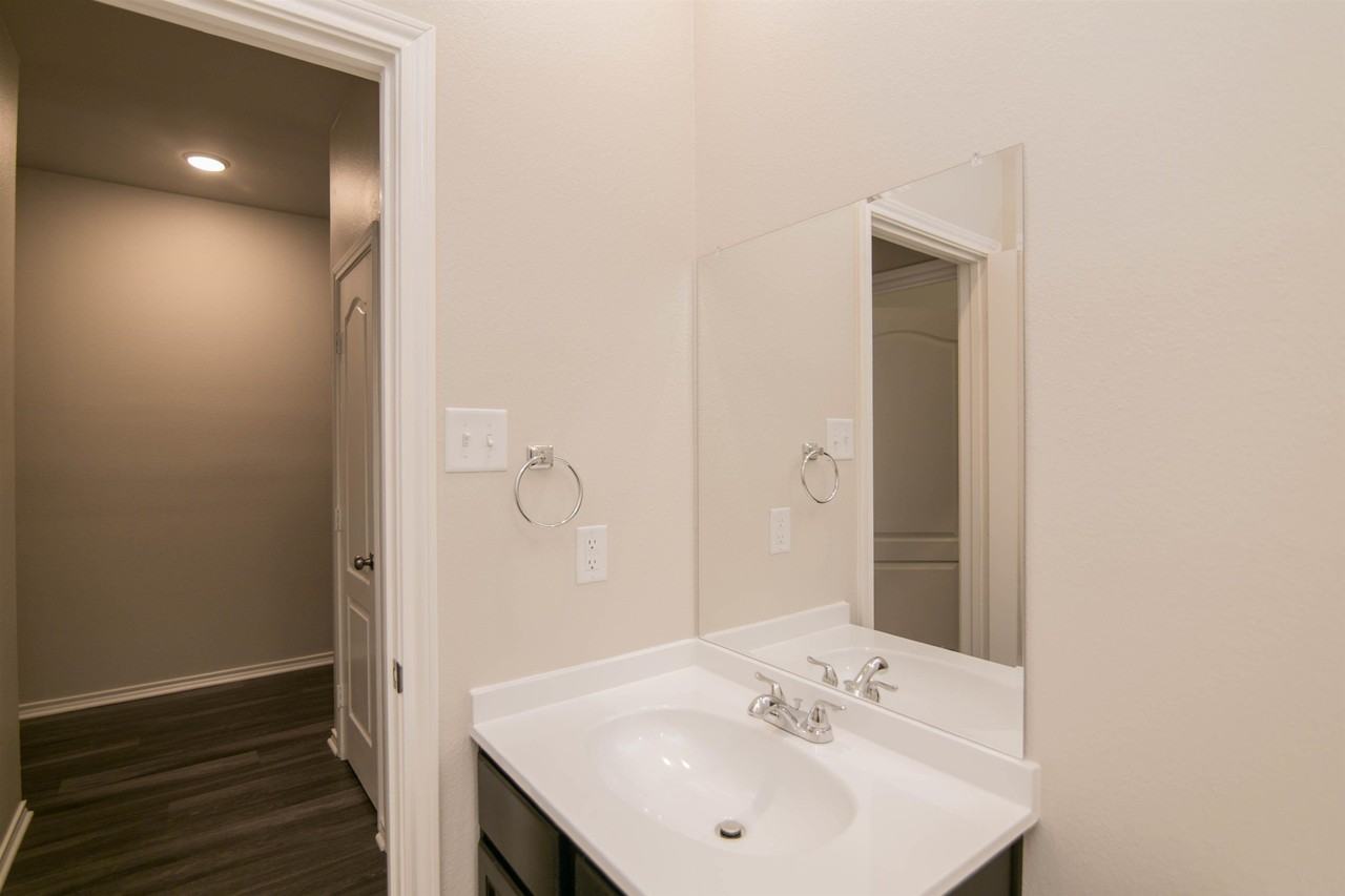 1427 Monterey Dr - Photo 5 of 21