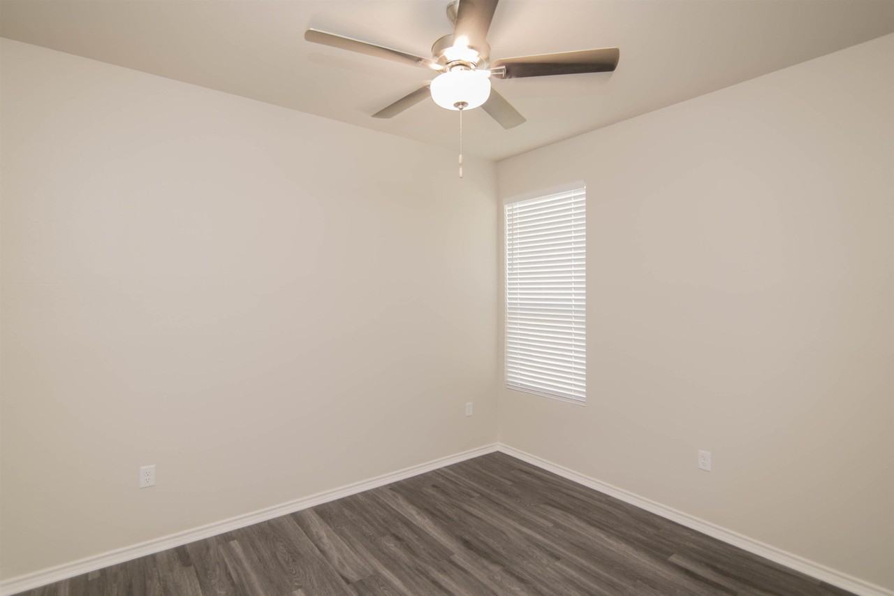 1427 Monterey Dr - Photo 6 of 21