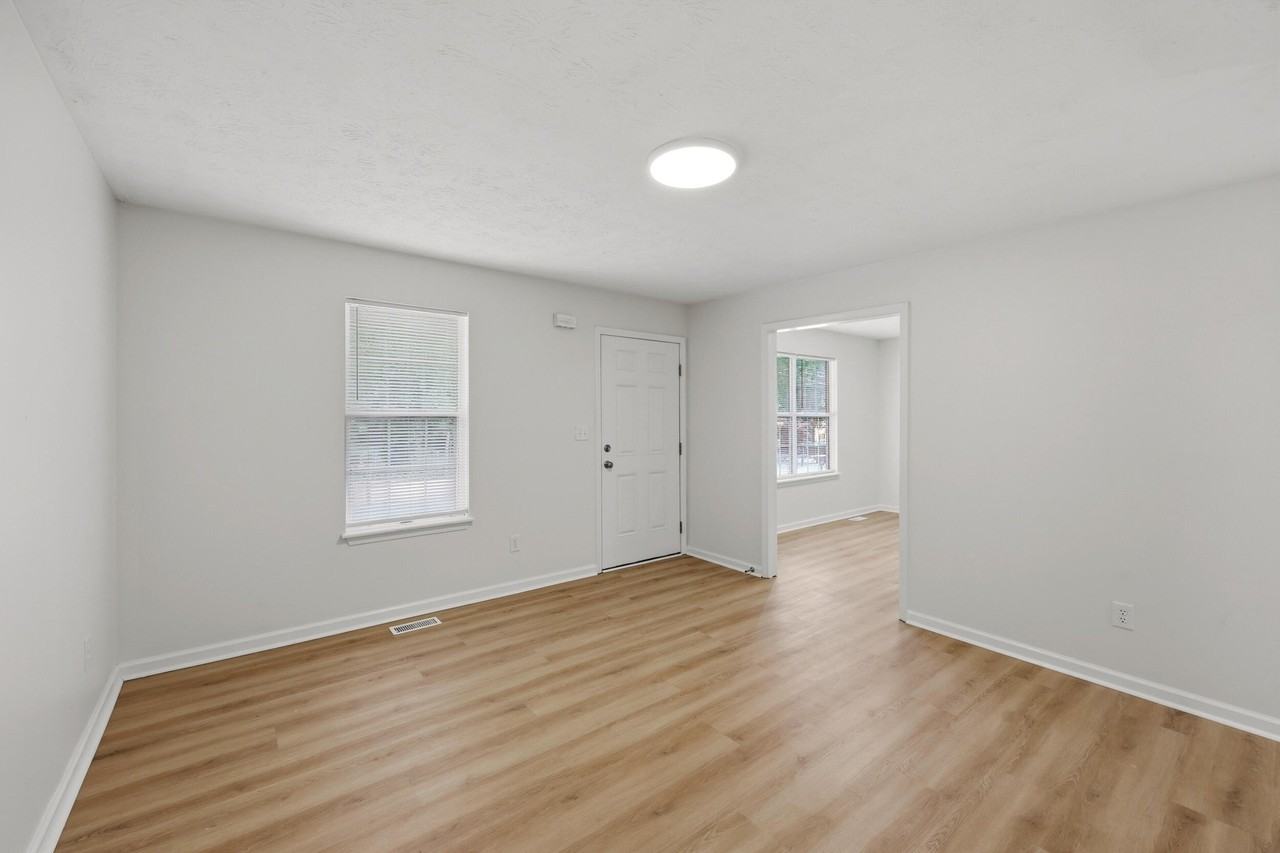297 Young St - Photo 6 of 19