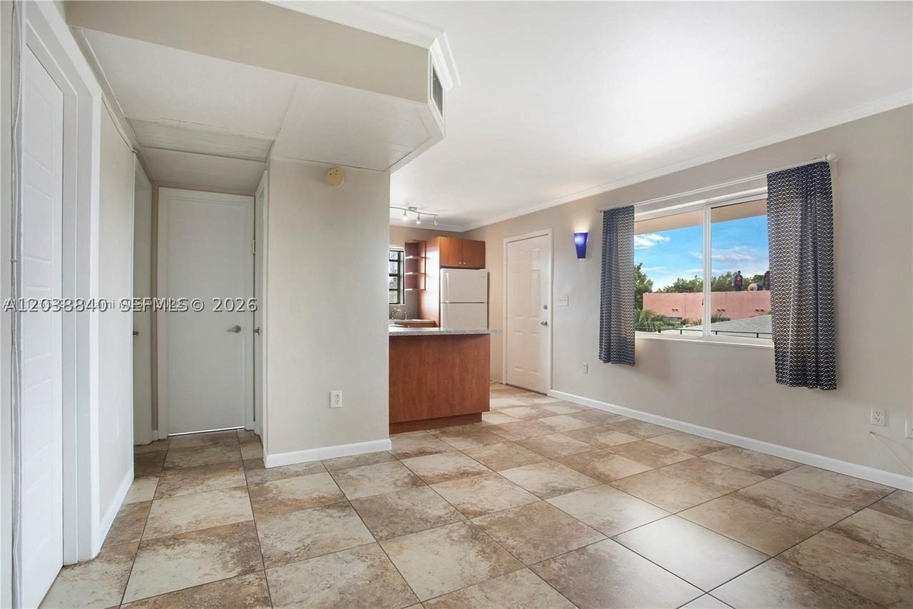 1020 Sw 7th St #9 - Photo 3 of 11