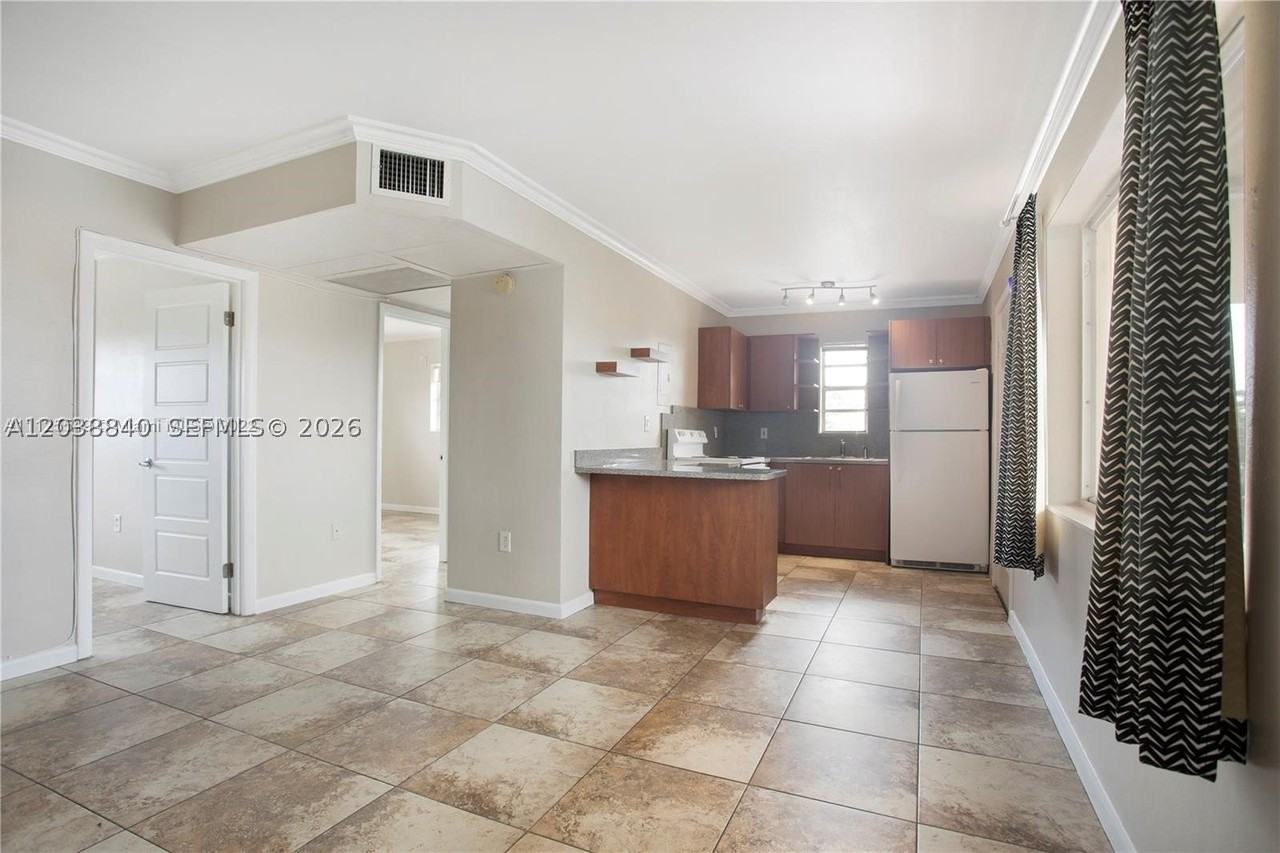 1020 Sw 7th St #9 - Photo 4 of 11