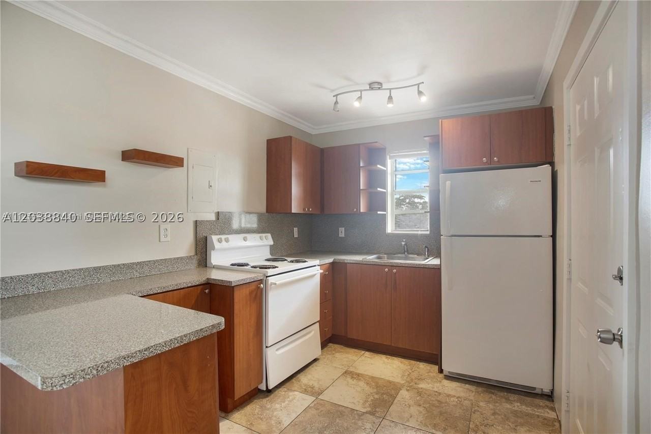 1020 Sw 7th St #9 - Photo 5 of 11