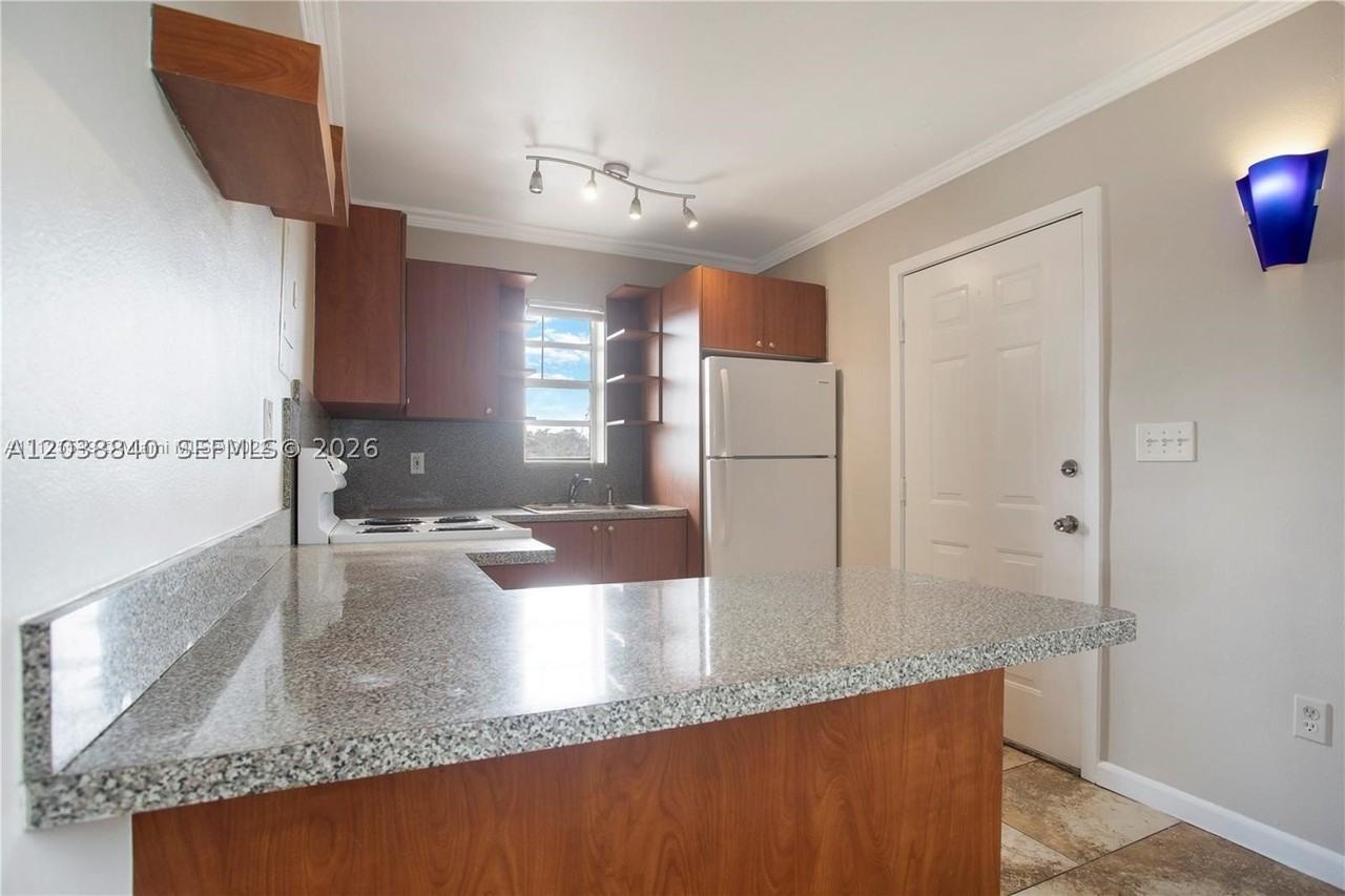 1020 Sw 7th St #9 - Photo 6 of 11
