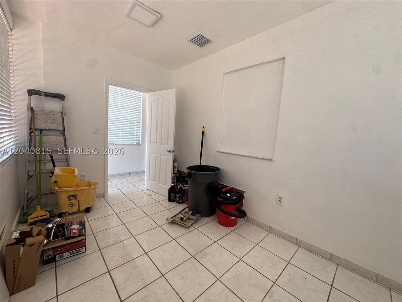 459 Se 3rd St - Photo 5 of 18