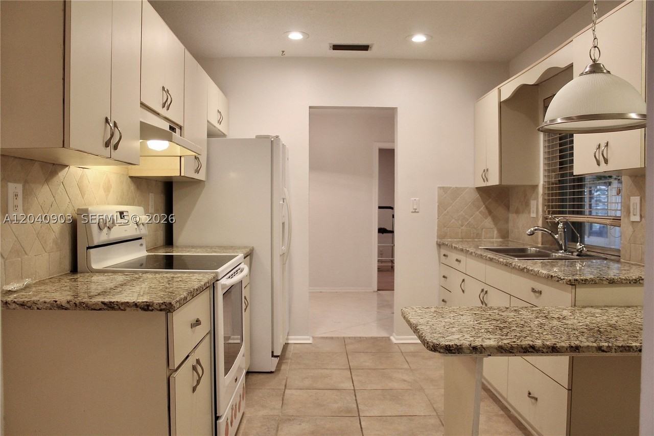 6810 Nw 70th St - Photo 4 of 18
