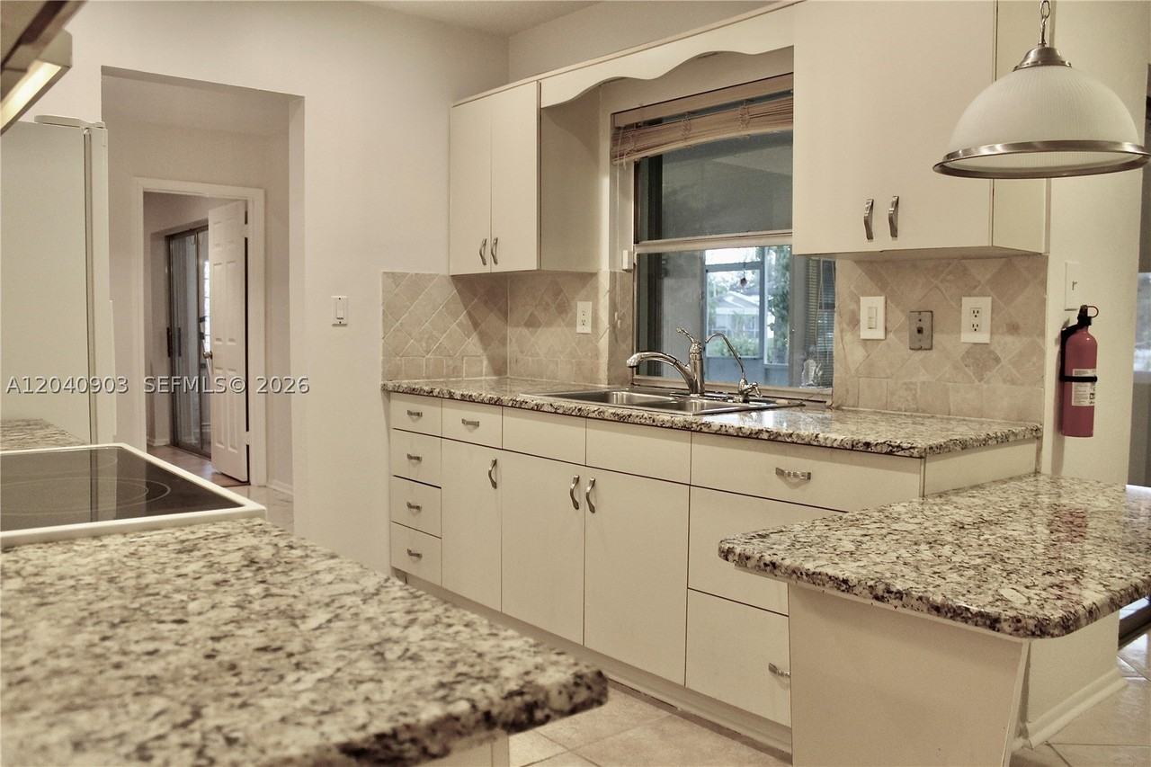 6810 Nw 70th St - Photo 5 of 18