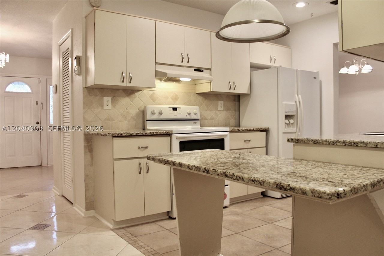 6810 Nw 70th St - Photo 6 of 18