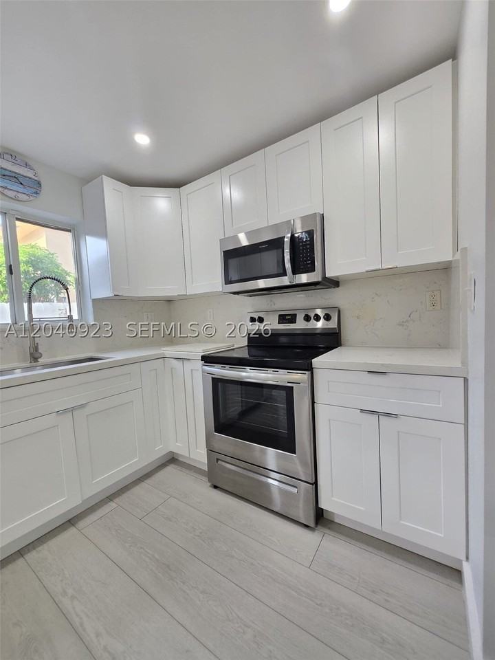 17324 Nw 74th Ave #102 - Photo 4 of 19