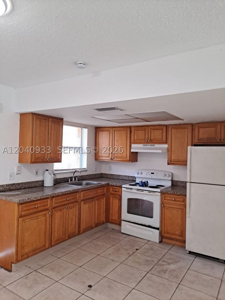 2560 Nw 52nd Ave #C18 - Photo 2 of 10