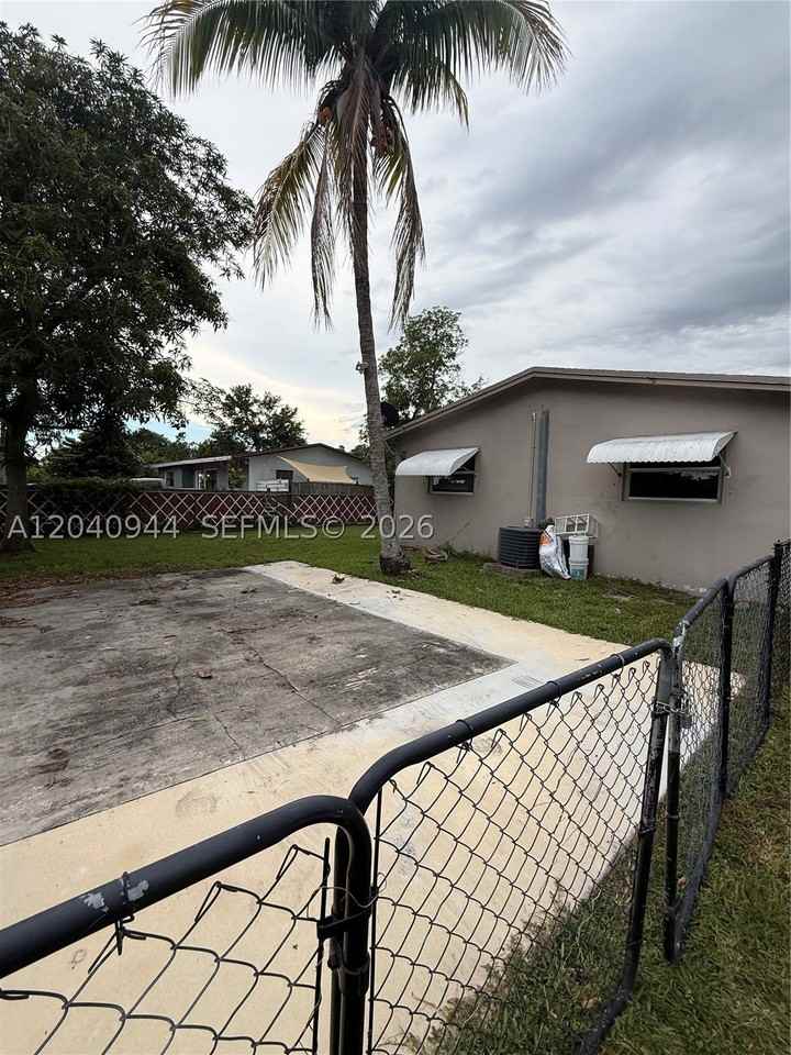 300 Sw 9th Ave #A - Photo 2 of 22