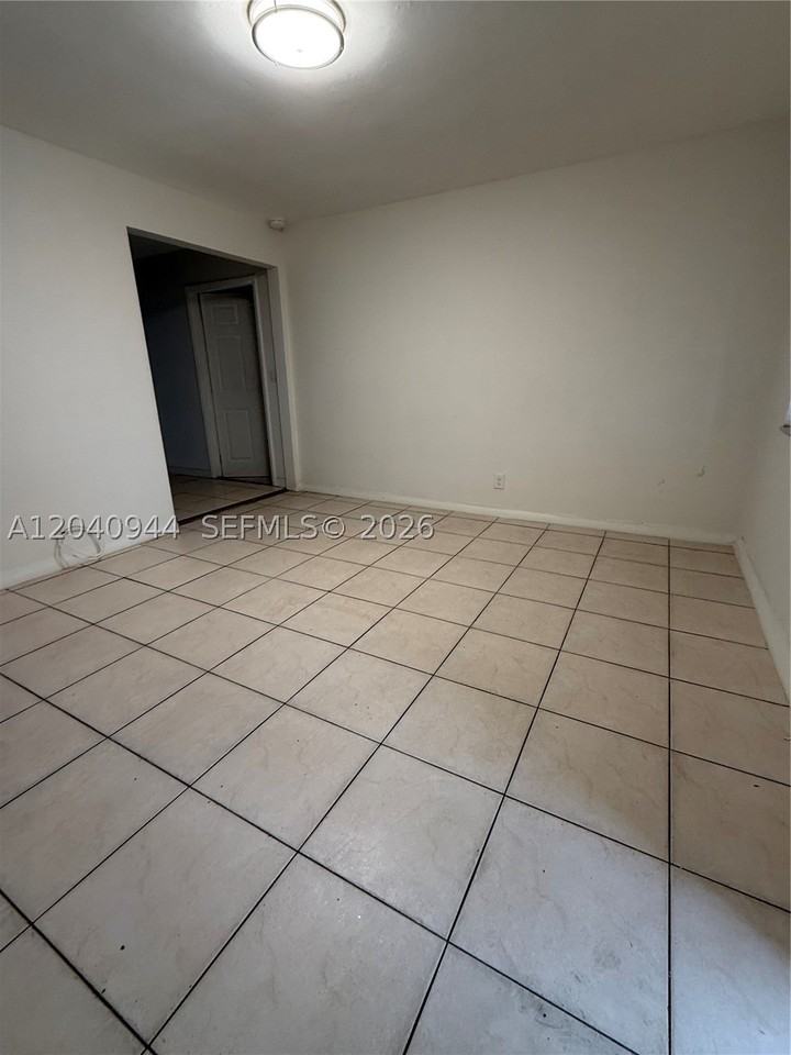 300 Sw 9th Ave #A - Photo 5 of 22