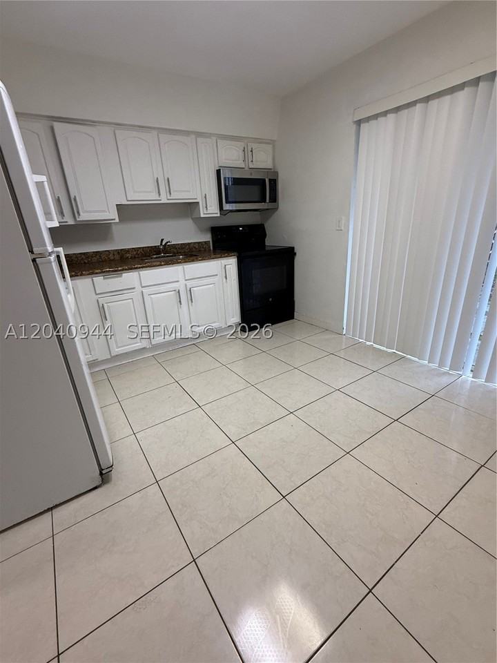 300 Sw 9th Ave #A - Photo 6 of 22
