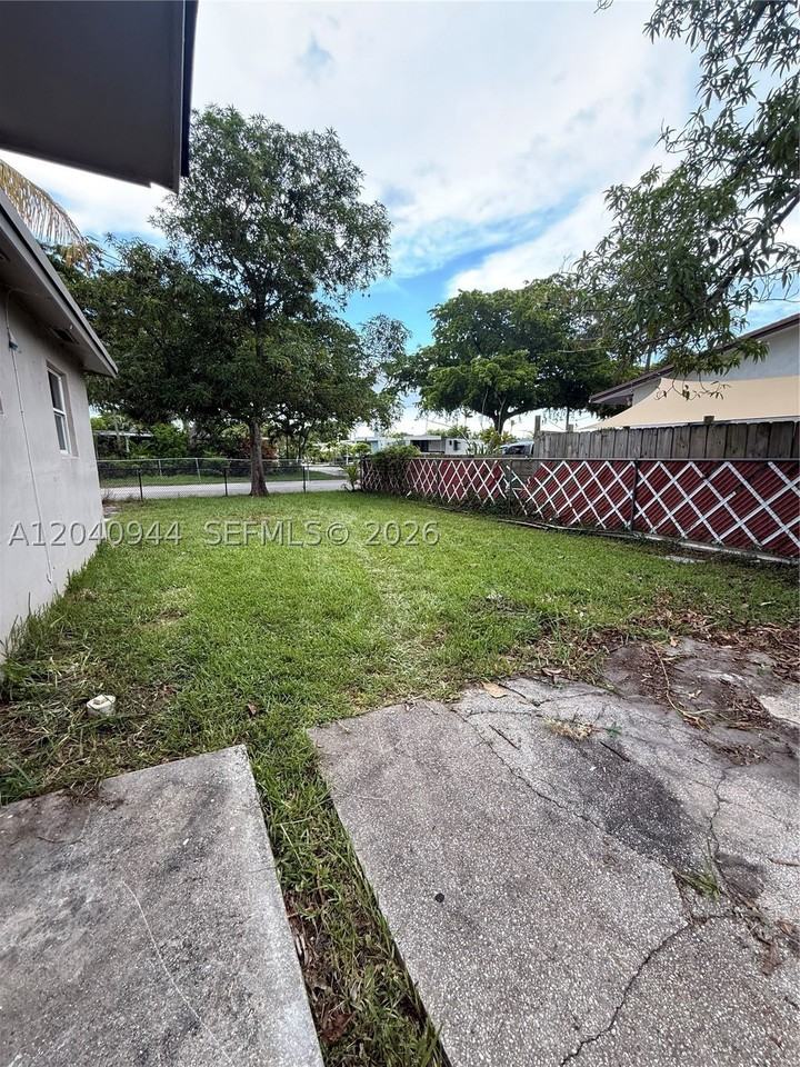 300 Sw 9th Ave #A - Photo 7 of 22