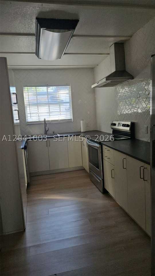 570 Nw 97th St - Photo 4 of 13