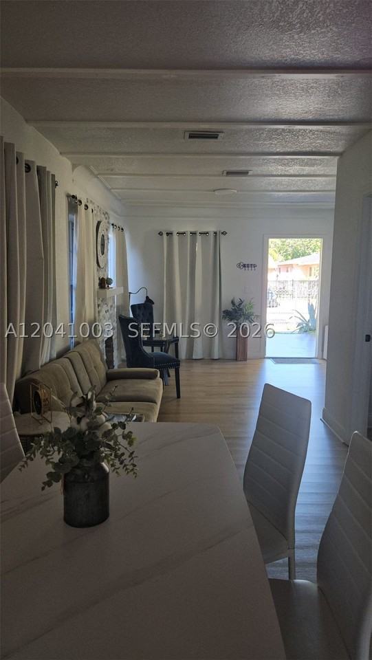 570 Nw 97th St - Photo 5 of 13