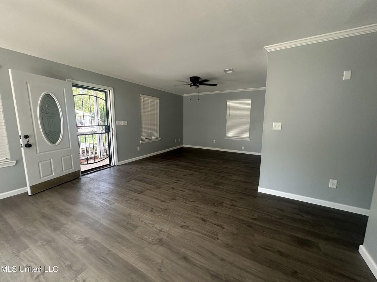 1113 Beach Ave - Photo 2 of 16