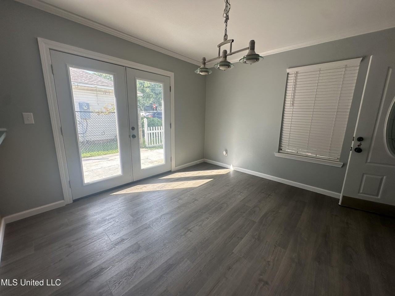 1113 Beach Ave - Photo 4 of 16