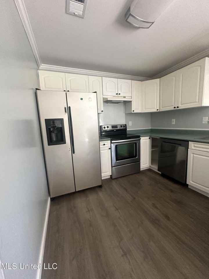 1113 Beach Ave - Photo 5 of 16