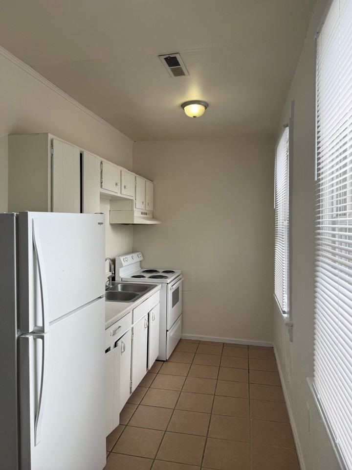 1020 jamison ave NE - 4 #4 - Photo 4 of 10