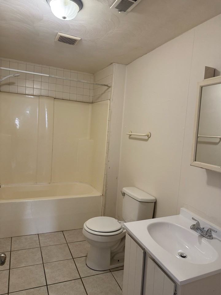 1020 jamison ave NE - 4 #4 - Photo 6 of 10