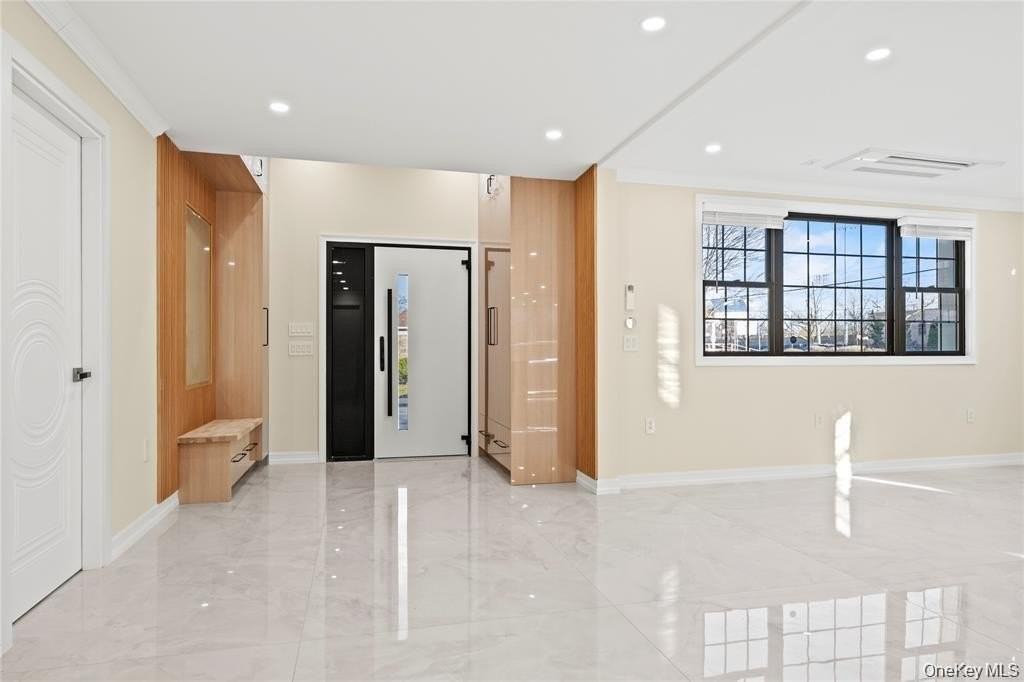 7662 174th St - Photo 4 of 39