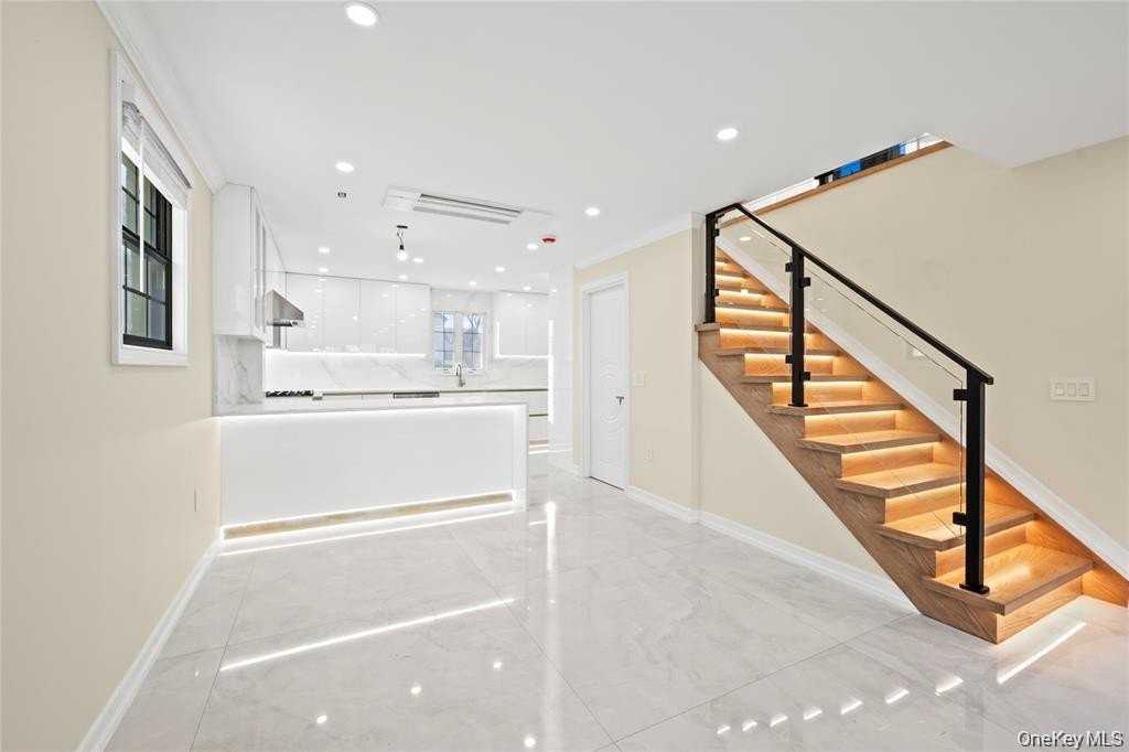 7662 174th St - Photo 6 of 39